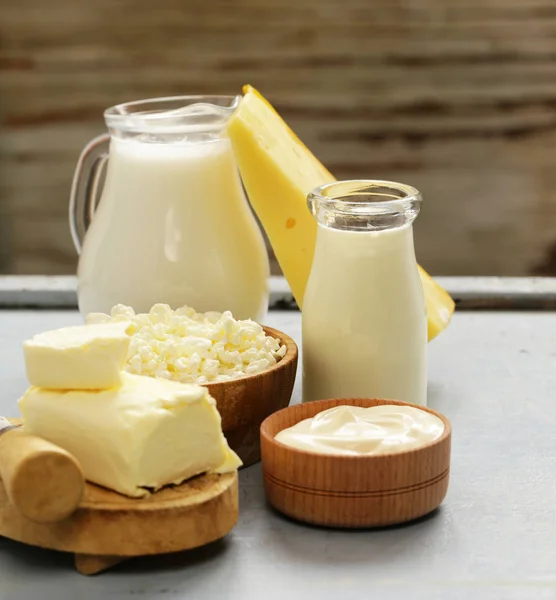 Productos lácteos: queso, mantequilla, leche — Foto de Stock