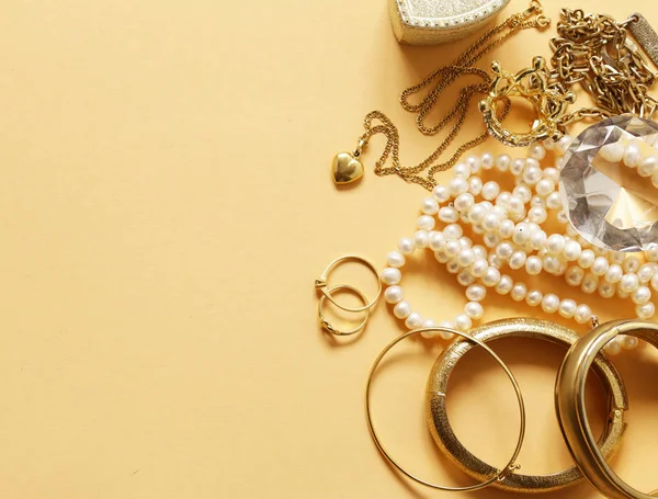 Precious jewelry gold and pearls, pendant and chain — Stock Photo, Image