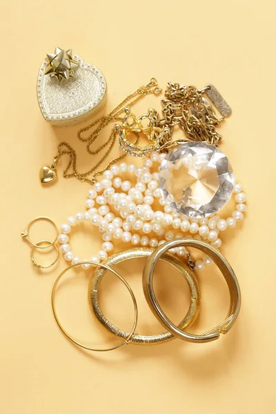 Precious jewelry gold and pearls, pendant and chain — Stock Photo, Image