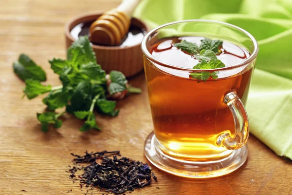 Mynta smaksatt te i en glas-kopp — Stockfoto