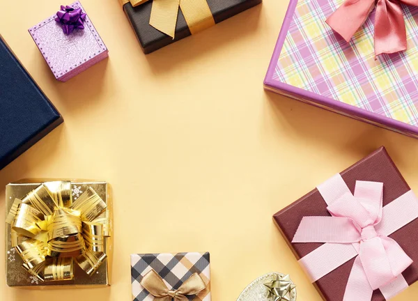 Een heleboel geschenkdozen met bogen op een beige achtergrond — Stockfoto