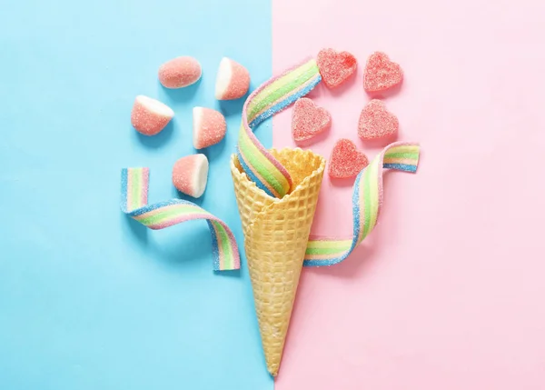 Cône de gaufre avec des bonbons gelée - nourriture drôle — Photo