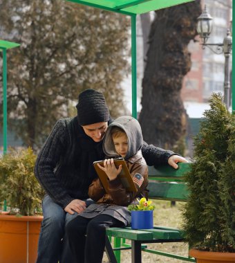 Baba ve oğul elektronik bir tablet üzerinde oynuyorlar