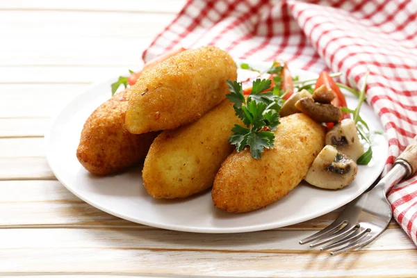 Vegetarische Kartoffelschnitzel mit Gemüsesalat — Stockfoto