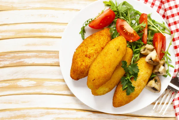 Vegetarian potato cutlets with vegetable salad — Stock Photo, Image