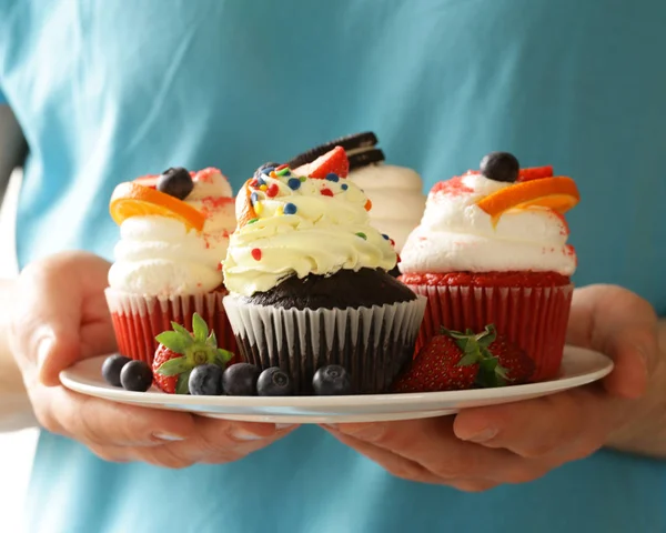 Cupcakes festivos con bayas y crema de mantequilla —  Fotos de Stock