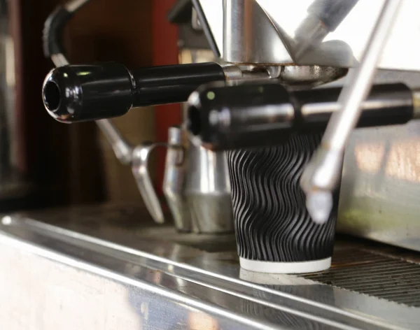 Barista faz café, mãos em foco — Fotografia de Stock