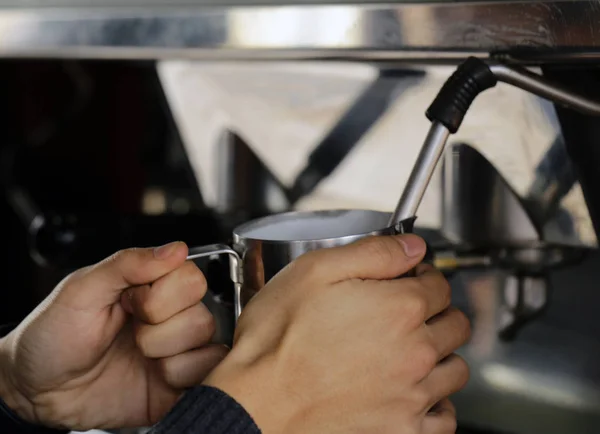 Barista fait du café, les mains en évidence — Photo