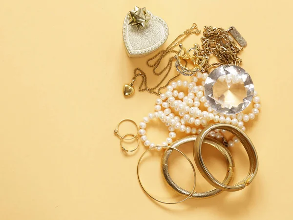 Gioielli preziosi oro e perle, ciondolo e catena — Foto Stock