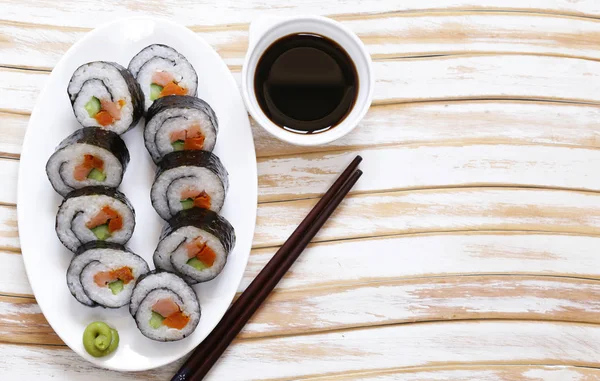 Rolos coreanos kimpab com molho de soja - comida asiática — Fotografia de Stock