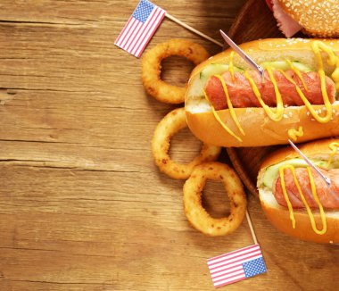 Geleneksel sosis, patates kızartması ve soğan halkaları 4 Temmuz - kutlama için gıda Amerika'da Bağımsızlık günü