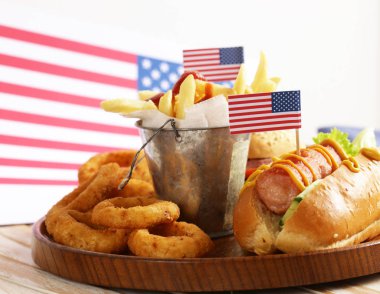 Geleneksel sosis, patates kızartması ve soğan halkaları 4 Temmuz - kutlama için gıda Amerika'da Bağımsızlık günü