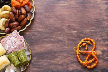 Doğu tatlılar (baklava, rahat loachum) ve gümüş tabakta kuru meyveler