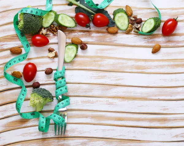 Dieet concept - vork met het meetlint op een houten tafel — Stockfoto