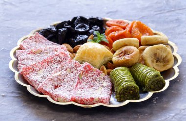 Oryantal tatlılar (baklava, rahat loachum) ve kuruyemiş 