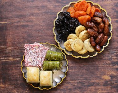 Oryantal tatlılar (baklava, rahat loachum) ve kuruyemiş 