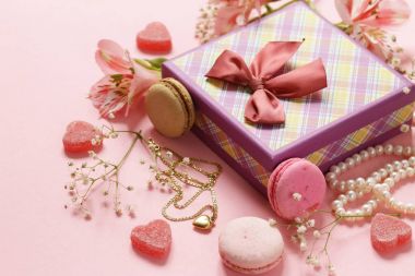 Takı, çiçek ve bademli kurabiye hediye kutusu