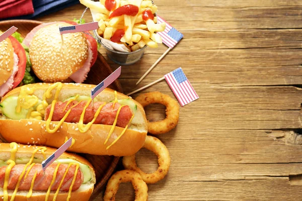 Hot dog tradizionale, patatine fritte e anelli di cipolla cibo per la celebrazione del 4 luglio - Giorno dell'indipendenza dell'America — Foto Stock