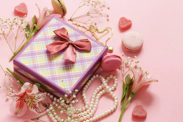 Coffret cadeau avec bijoux, fleurs et macarons — Photo