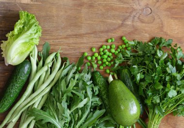 Yeşil sebzeler (fasulye, bezelye, roka, salatalık, avokado) sağlıklı beslenme çeşitli