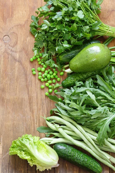 Sayuran hijau berbagai macam (kacang-kacangan, kacang polong, arugula, mentimun, alpukat) makanan sehat — Stok Foto