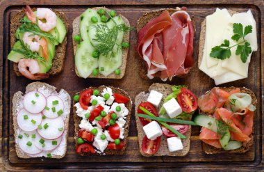 sandviç (avokado, karides, balık, jambon, sebze farklı dolguları ile çeşitli)