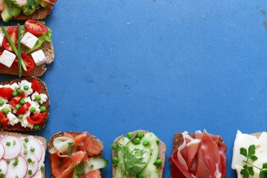 sandviç (avokado, karides, balık, jambon, sebze farklı dolguları ile çeşitli)