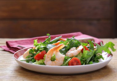 Taze yeşil salata domates ve karides ile