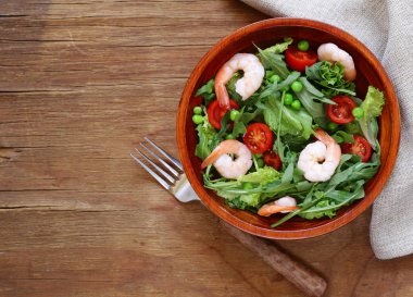 Taze yeşil salata domates ve karides ile