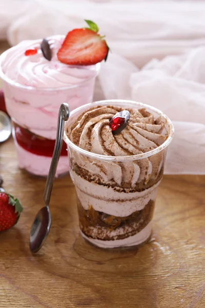 Dessert crémeux dans un verre de douceur estivale — Photo