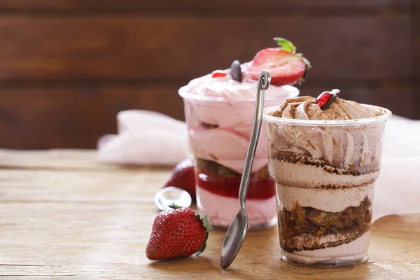 Romige dessert in een glas van de zoetheid van de zomer — Stockfoto