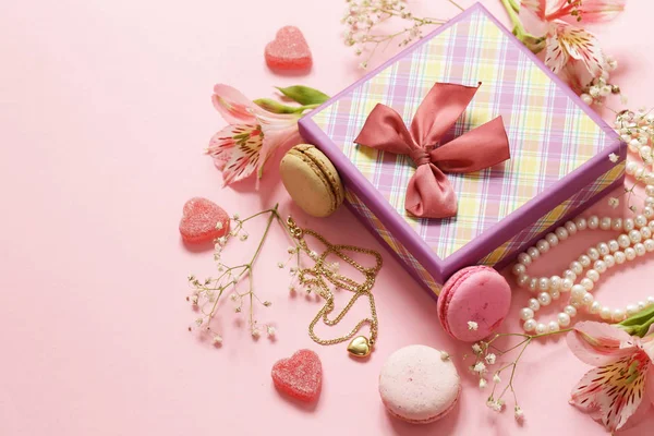 Fiori e amaretti su fondo rosa — Foto Stock