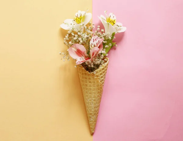 Вафельний ріг з весняними квітами, ванільний стиль — стокове фото