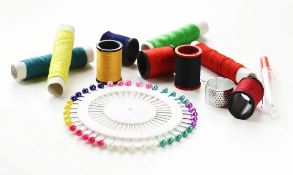 Hilos, alfileres, agujas - herramientas de coser —  Fotos de Stock