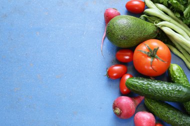 Çeşitli sebze (domates, turp, salatalık, avokado) sağlıklı gıda