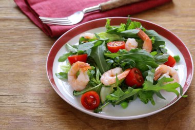 Taze yeşil salata domates ve karides ile