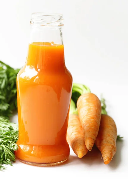 Natural organic fresh juice from carrots, healthy food — Stock Photo, Image