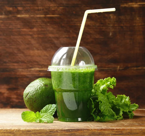 Свіжа зелена органічна смузі з авокадо — стокове фото
