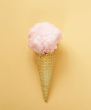 Tatlı pembe pamuk şeker bir gözleme koni