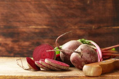 Ahşap arka plan üzerinde doğal organik pancar