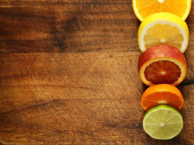 Portakal, limon, limon - narenciye dilimler halinde kesin