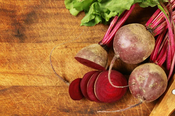 Natural organic beet on a wooden background — Stock Photo, Image