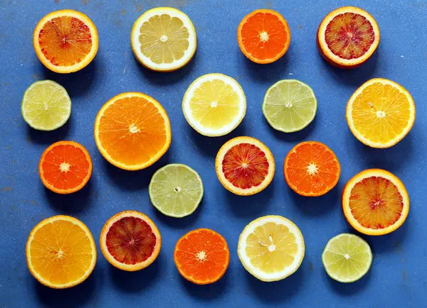 Oranges, lemons, limes - citrus cut into slices — Stock Photo, Image