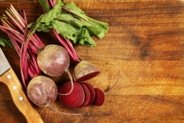 Ahşap arka plan üzerinde doğal organik pancar