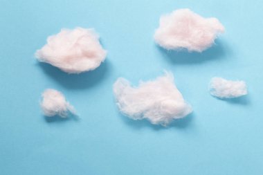 Mavi bir arka plan üzerinde tatlı pembe pamuk şeker