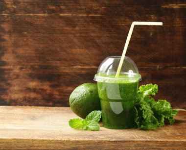 Avokado üzerinden taze yeşil organik güler yüzlü