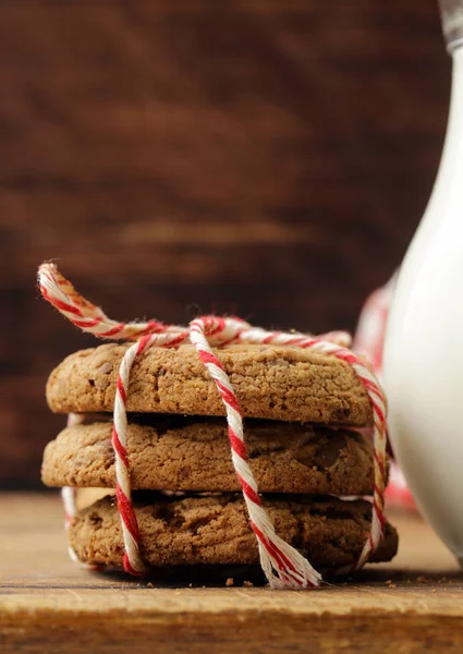 Biscoitos de chocolate biscoitos com leite, estilo rústico — Fotografia de Stock