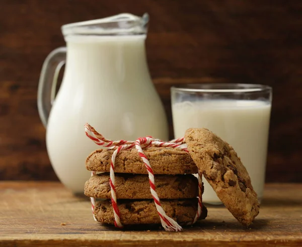 Biscoitos de chocolate biscoitos com leite, estilo rústico — Fotografia de Stock