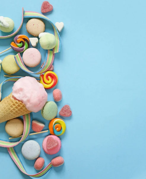 Bonbons en coton doux dans un cône de gaufre, bonbons et bonbons à la gelée — Photo
