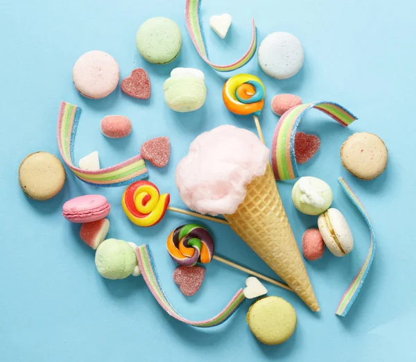 Bonbons en coton doux dans un cône de gaufre, bonbons et bonbons à la gelée — Photo